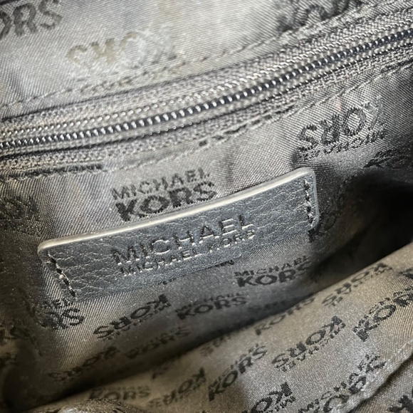 Michael Kors Black Pebbled Leather 'Hamilton' Crossbody Bag - Picture 8 of 15